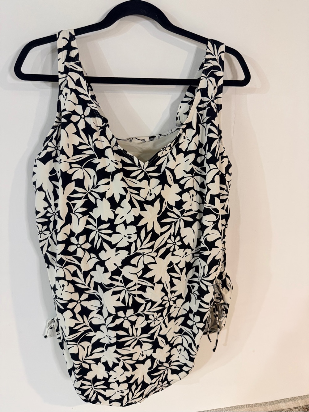 Lands End Black and White Floral Swim Tank Top with Underwire